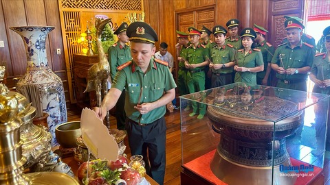 Tuổi trẻ và phụ nữ Công an tỉnh báo công dâng Bác