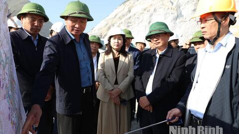 Đoàn công tác của Thường trực Tỉnh ủy kiểm tra vị trí một số mỏ khai thác đá làm vật liệu xây dựng thông thường