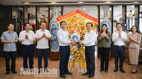 Đồng chí Phó Bí thư Tỉnh ủy, Chủ tịch UBND tỉnh Phạm Quang Ngọc chúc mừng một số doanh nghiệp, doanh nhân tiêu biểu