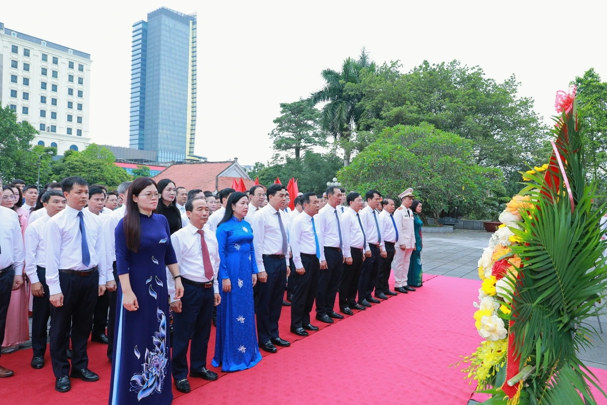 Đoàn đại biểu tỉnh Thanh Hóa dâng hoa, dâng hương tưởng niệm Chủ tịch Hồ Chí Minh