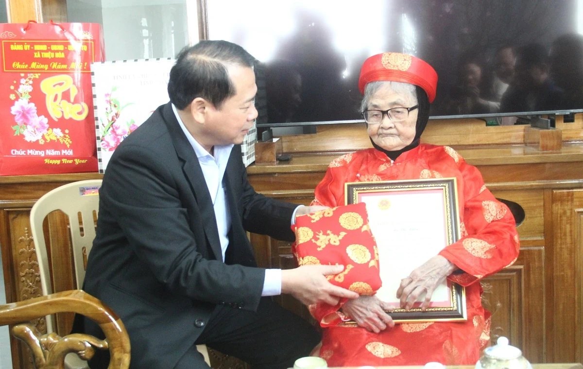 Trưởng Ban Tổ chức Tỉnh ủy Nguyễn Văn Hùng thăm, kiểm tra sản xuất, đời sống Nhân dân xã Thiệu Toán và Thiệu Hóa