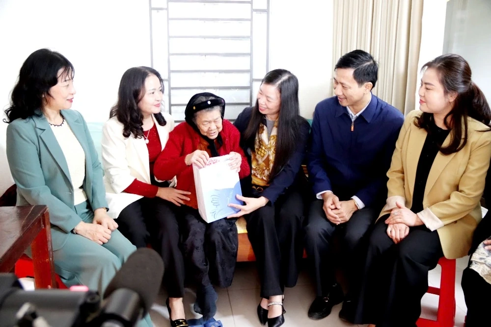 Phó Chủ tịch Trung ương Hội LHPN Việt Nam thăm, tặng quà Mẹ Việt Nam anh hùng, trẻ mồ côi và phụ nữ khó khăn