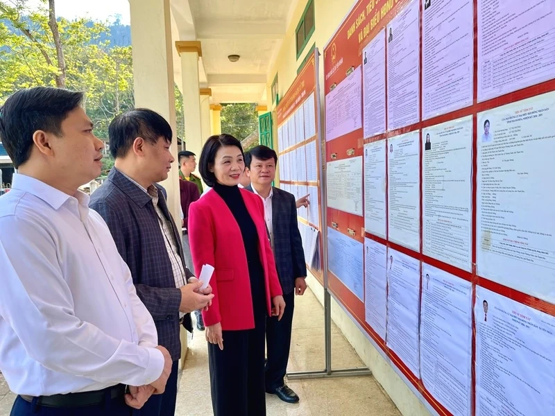 Phó Chủ tịch Thường trực Ủy ban MTTQ tỉnh Đỗ Thị Toán kiểm tra công tác chuẩn bị bầu cử 