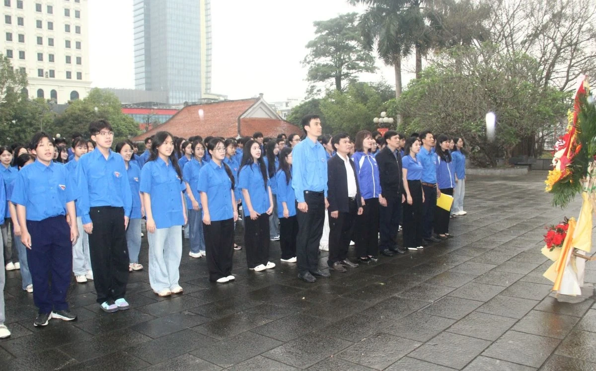 Tuổi trẻ phường Hạc Thành báo công dâng Bác, kết nạp đoàn viên mới