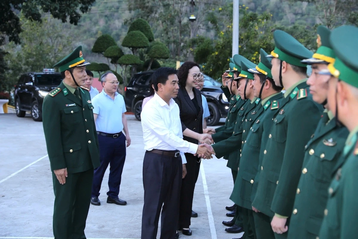 Bí thư Tỉnh ủy Nguyễn Doãn Anh thăm cán bộ, chiến sĩ Đồn Biên phòng Cửa khẩu Tén Tằn