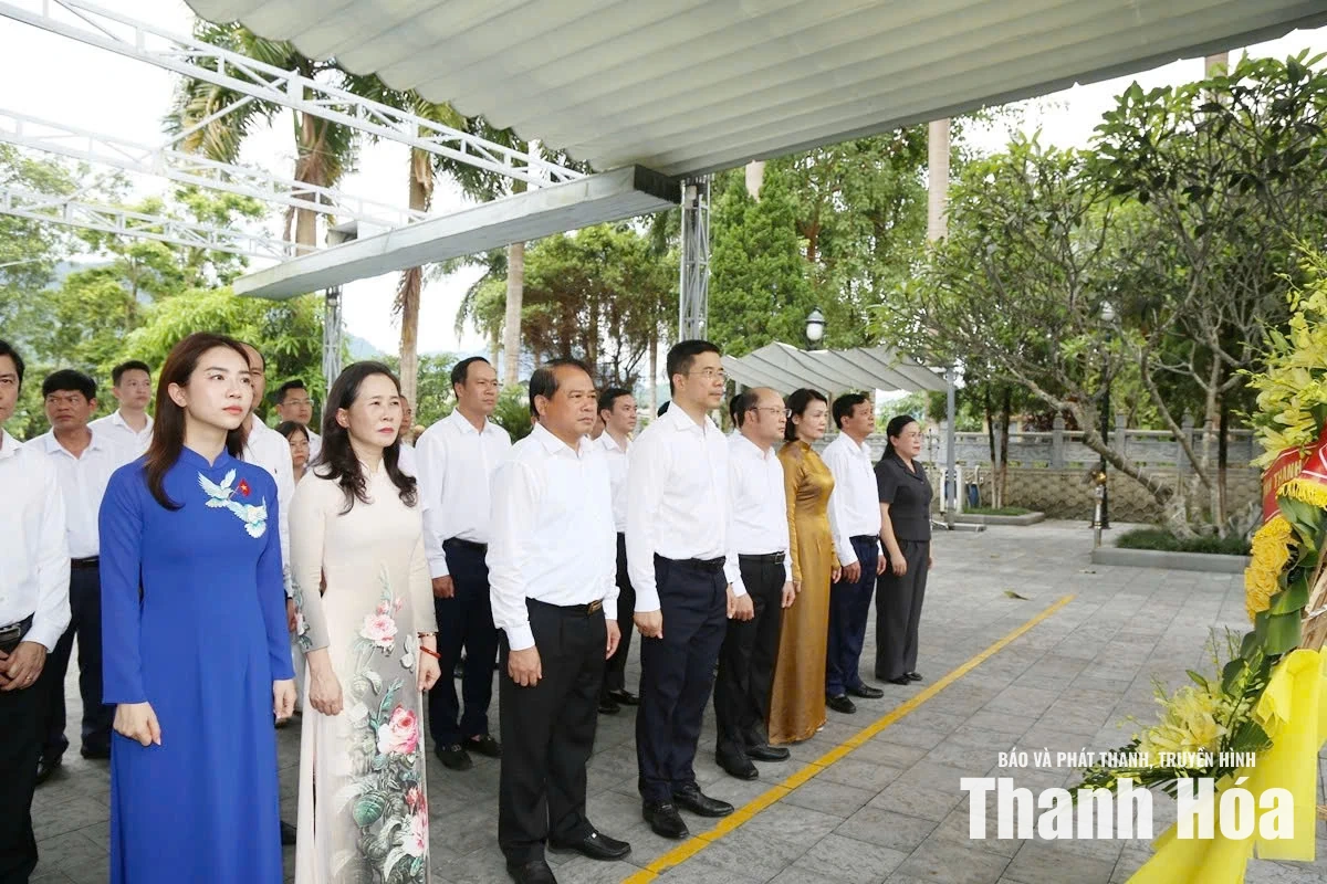 Đoàn đại biểu tỉnh Thanh Hóa viếng nghĩa trang liệt sĩ tại tỉnh Tuyên Quang