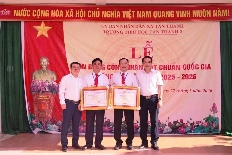 Trường Tiểu học Tân Thành 2 đón quyết định công nhận đạt chuẩn quốc gia mức độ 1