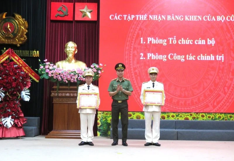 Gặp mặt kỷ niệm 50 năm Ngày thành lập Phòng Tổ chức cán bộ và phòng Công tác chính trị Công an tỉnh