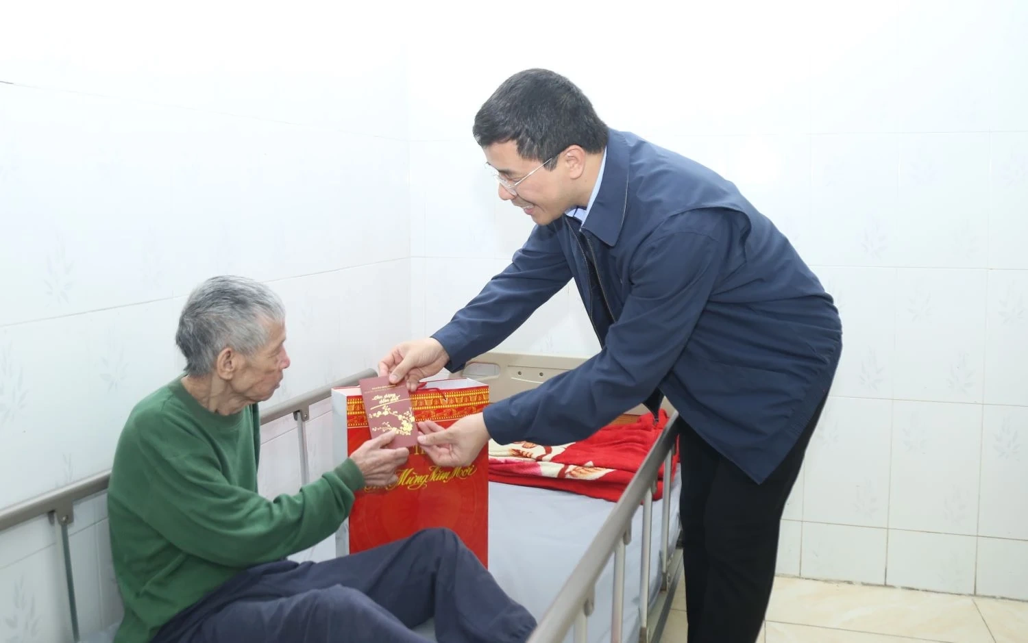 Phó Bí thư Thường trực Tỉnh ủy Nguyễn Hồng Phong thăm, chúc tết Trung tâm Nuôi dưỡng, điều dưỡng người có công Thanh Hóa và Bệnh viện Đa khoa Hà Trung