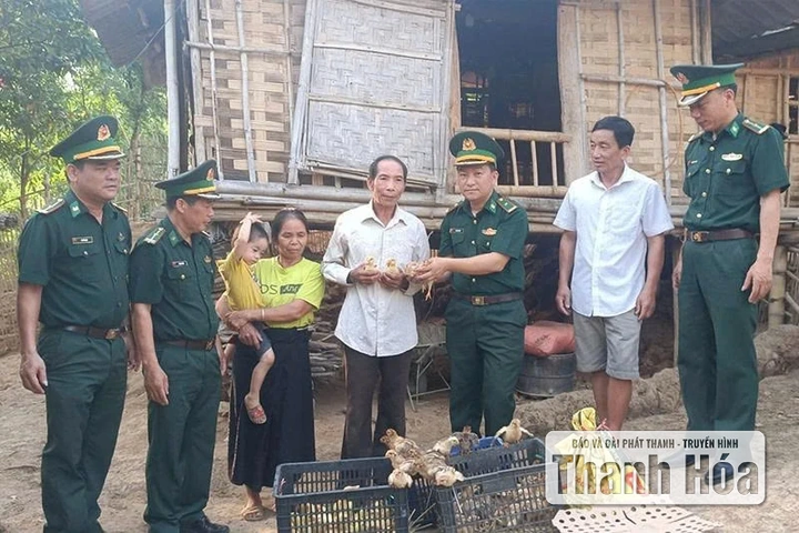 Cán bộ biên phòng tăng cường xây dựng xã biên giới