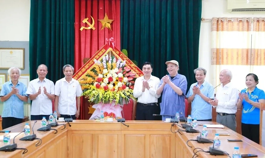 Chủ tịch UBND tỉnh Nguyễn Hoài Anh thăm, chúc mừng Câu lạc bộ Hàm Rồng nhân kỷ niệm 44 năm thành lập