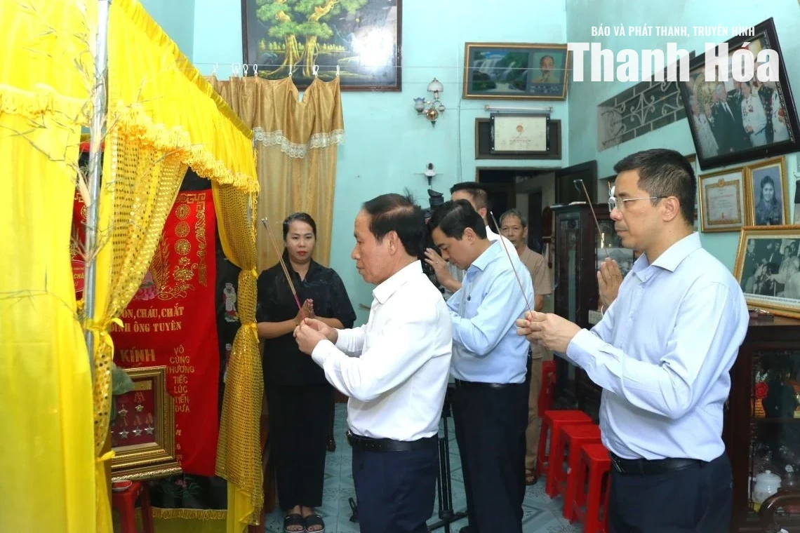 Phó Thủ tướng Chính phủ Lê Tiến Châu dâng hương tưởng nhớ Anh hùng Lực lượng vũ trang Nhân dân Ngô Thị Tuyển