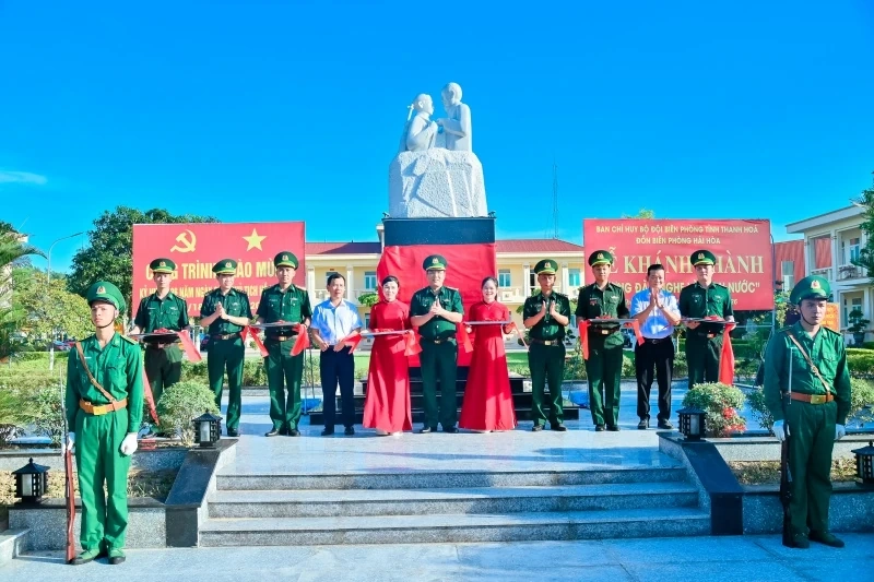 Khánh thành tượng đài “Bác Hồ với chiến sĩ Biên phòng”