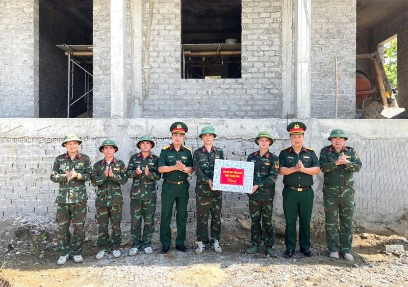 Chỉ huy trưởng Bộ CHQS tỉnh thăm, động viên lực lượng thi công công trình Chốt chiến đấu dân quân thường trực