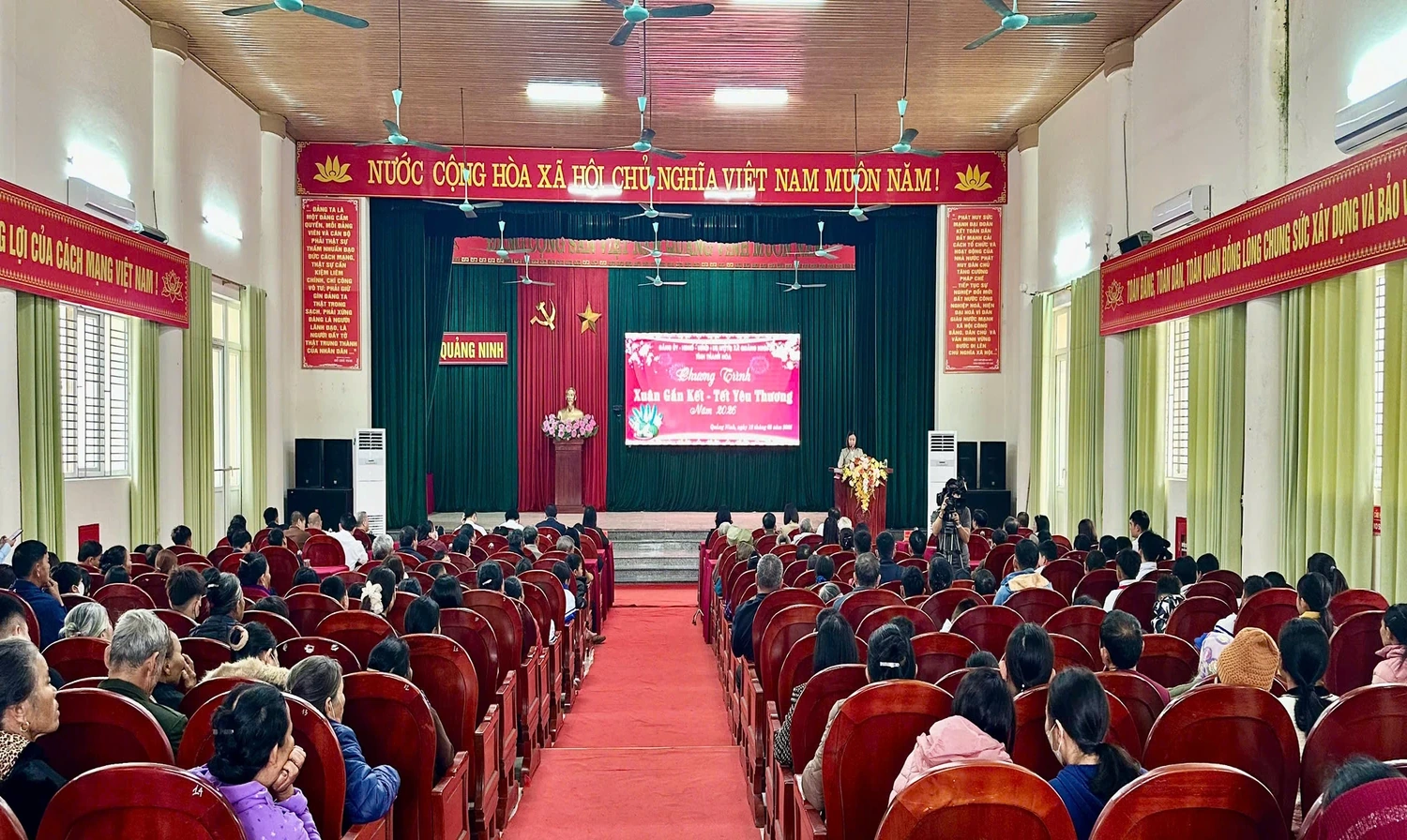 Xã Quảng Ninh trao hơn 1.400 suất quà Tết cho các hộ nghèo, hộ có hoàn cảnh khó khăn