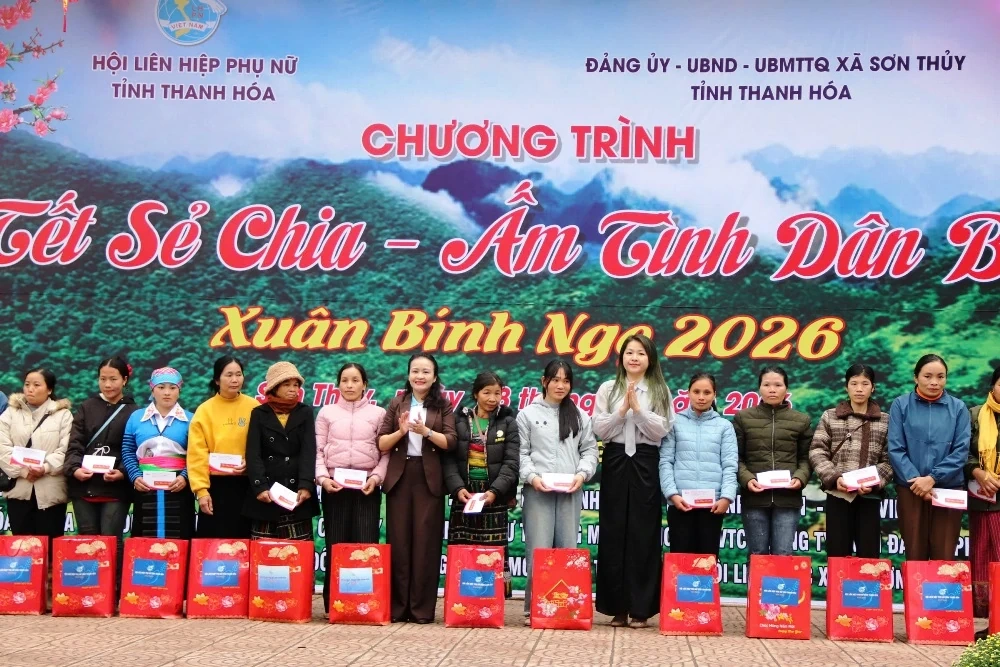“Tết sẻ chia - Ấm tình dân bản”  trao tặng hàng trăm suất quà cho hội viên, phụ nữ, trẻ em khó khăn vùng biên