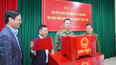 Giám đốc Công an tỉnh  Tô Anh Dũng kiểm tra công tác chuẩn bị bầu cử tại phường Trúc Lâm và Hải Lĩnh