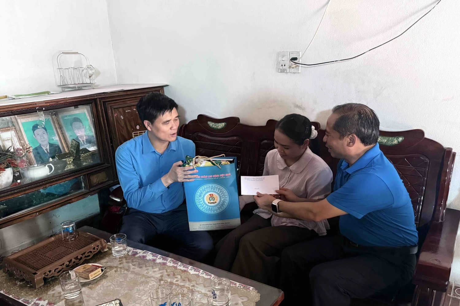 Phó Chủ tịch Thường trực Tổng LĐLĐ Việt Nam thăm, tặng quà công nhân lao động tại Thanh Hóa