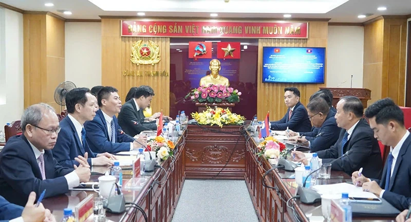 Đoàn đại biểu Bộ Công an Lào trao đổi, học tập kinh nghiệm tại Trung tâm hành chính công Công an tỉnh Thanh Hóa