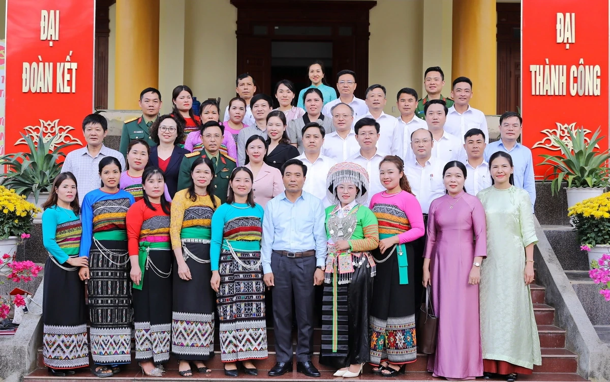 Bí thư Tỉnh ủy Nguyễn Doãn Anh và người ứng cử tiếp xúc cử tri, vận động bầu cử đại biểu Quốc hội, đại biểu HĐND tỉnh Thanh Hóa