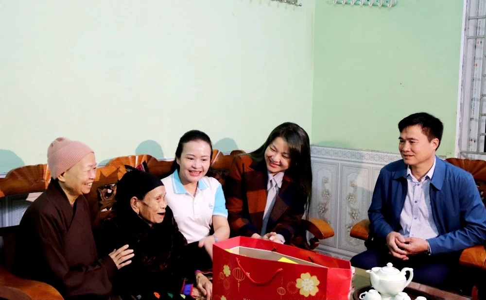 Chủ tịch Hội LHPN tỉnh tặng quà Mẹ Việt Nam Anh hùng và hội viên, phụ nữ, trẻ mồ côi 