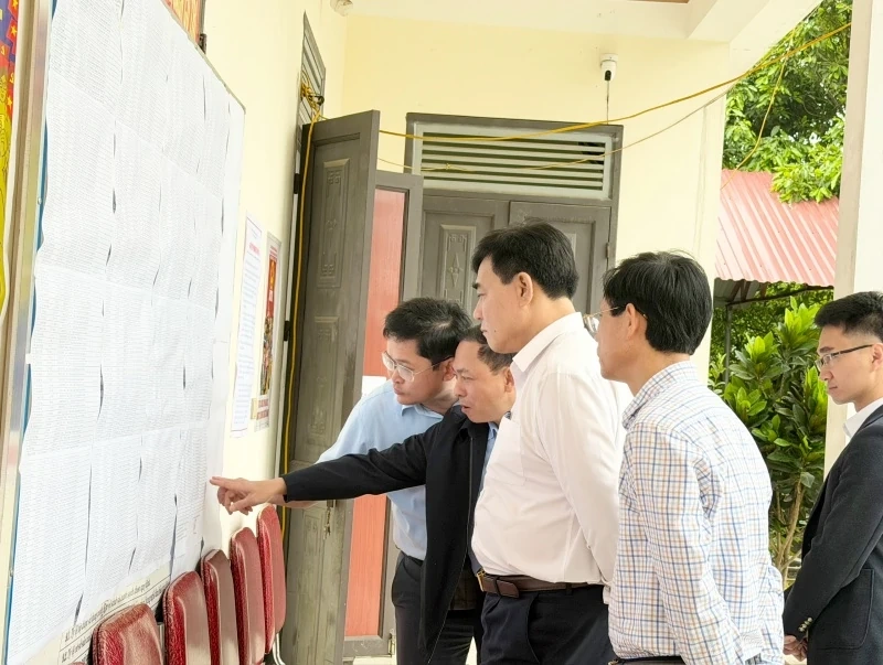 Phó Chủ tịch Ủy ban MTTQ tỉnh Nguyễn Quốc Tiến kiểm tra công tác bầu cử