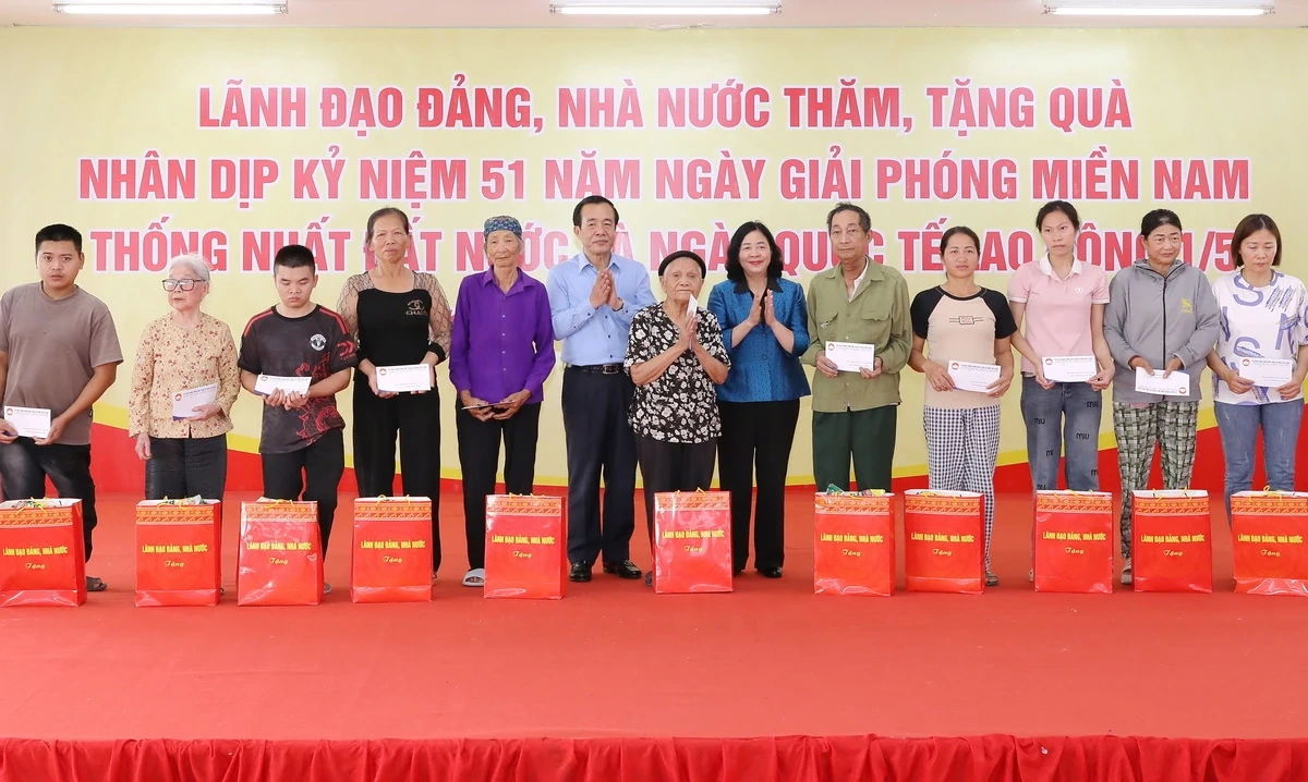 Chủ tịch Ủy ban Trung ương MTTQ Việt Nam Bùi Thị Minh Hoài và lãnh đạo tỉnh Thanh Hóa trao quà cho gia đình chính sách, người nghèo, công nhân lao động khó khăn