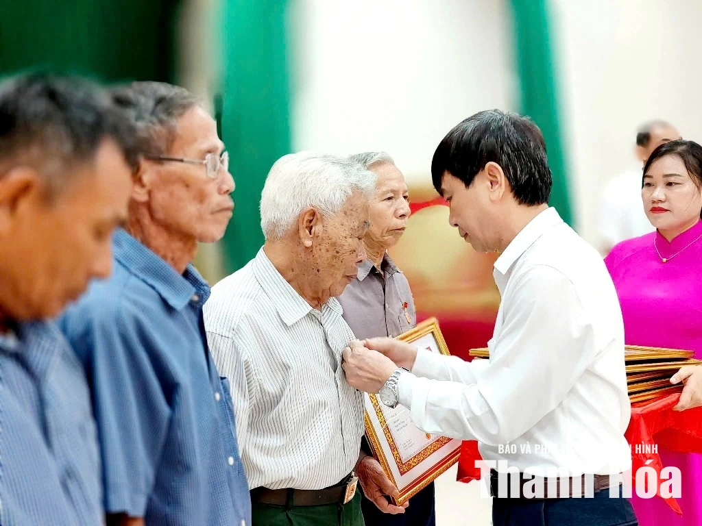 Đảng bộ xã Định Hoà trao 29 Huy hiệu Đảng