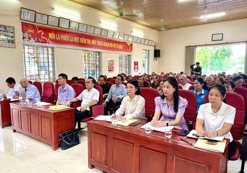 Phó Chủ tịch Thường trực Ủy ban MTTQ tỉnh Đỗ Thị Toán dự sinh hoạt chi bộ tại cơ sở