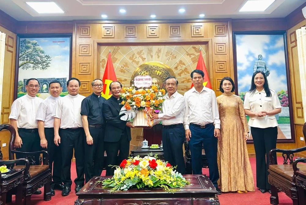 Giám mục Giáo phận Thanh Hóa thăm, chúc mừng Bí thư Tỉnh ủy Lê Đức Thái