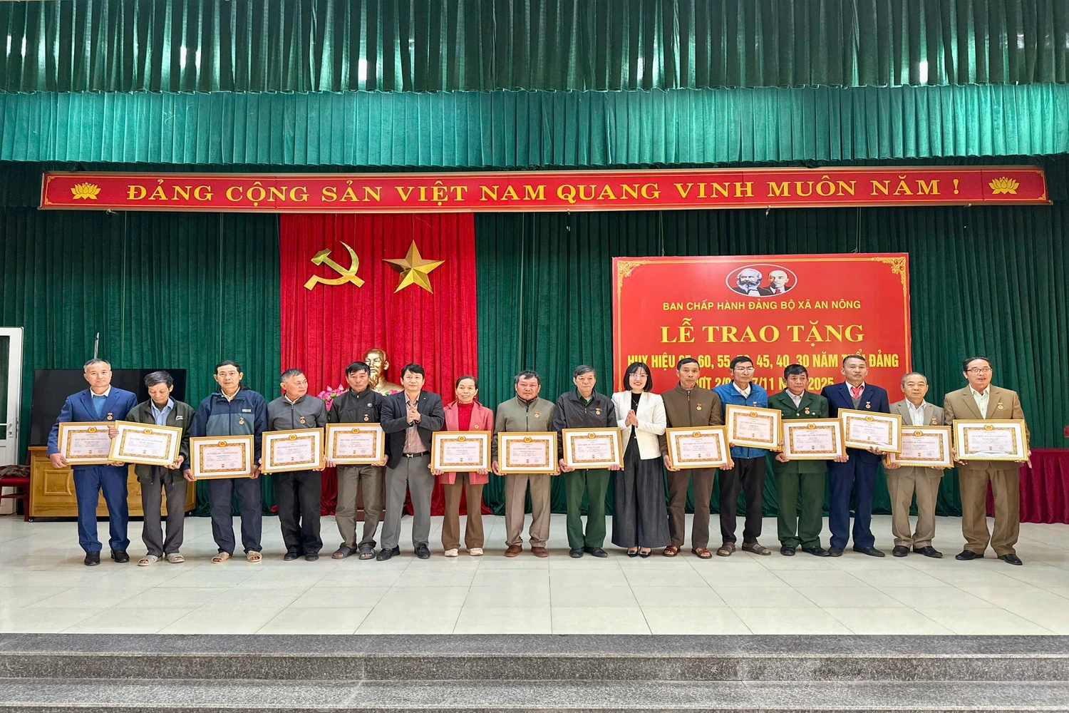 Đảng ủy xã An Nông trao tặng Huy hiệu Đảng cho các đảng viên