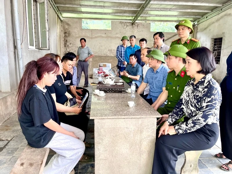 Thăm hỏi, động viên gia đình các nạn nhân trong vụ sạt lở đá tại xã Cẩm Tú