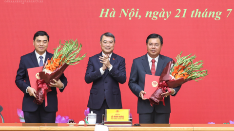 Thủ tướng trao quyết định giao Quyền Bộ trưởng Bộ Nội vụ và bổ nhiệm Thứ trưởng Thường trực Bộ Dân tộc và Tôn giáo
