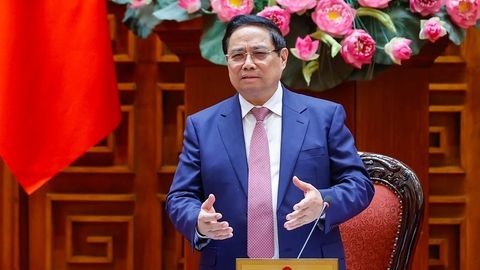 Thủ tướng: Dứt khoát không để thiếu xăng dầu trong mọi trường hợp; xem xét bố trí ngân sách để hỗ trợ bình ổn giá