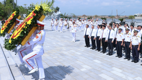 Thủ tướng dâng hương tưởng niệm tại Di tích Quốc gia đặc biệt Đường Hồ Chí Minh trên biển