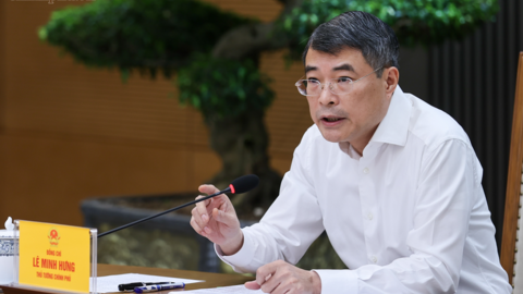 Thủ tướng: Kiểm soát chặt chẽ giá thành từ gốc với thuốc, thiết bị y tế; cương quyết loại bỏ mọi chi phí trung gian