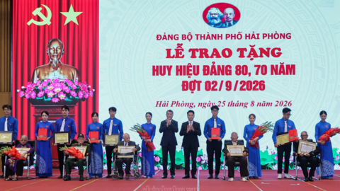 Thủ tướng Lê Minh Hưng trao Huy hiệu Đảng tặng các đảng viên lão thành