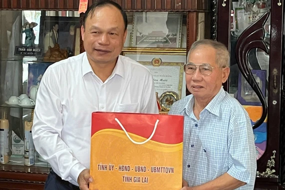 Lãnh đạo tỉnh Gia Lai thăm, tặng quà tri ân người có công