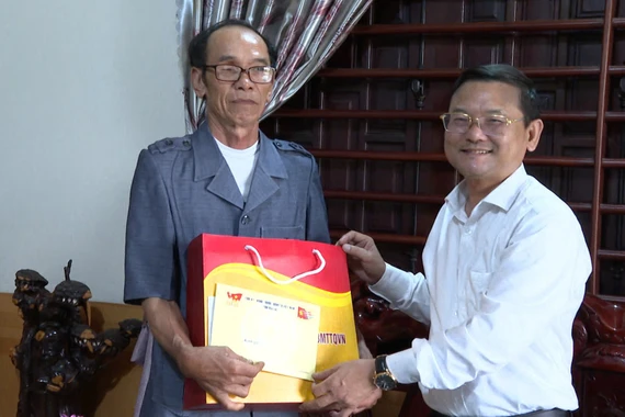 Phó Chủ tịch UBND tỉnh Nguyễn Tự Công Hoàng thăm, tặng quà thương-bệnh binh tại Ia Khươl và Chư Păh