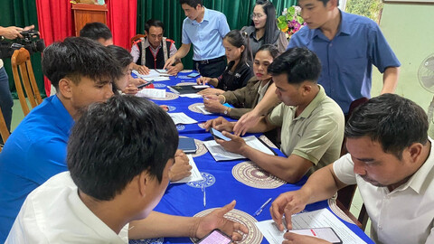Chi bộ thôn bắt nhịp chuyển đổi số