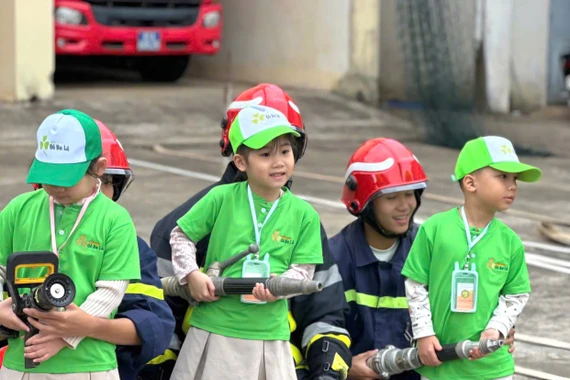 80 học sinh trải nghiệm thực hành chữa cháy, cứu nạn cứu hộ