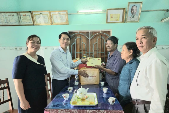 Phó Bí thư Tỉnh ủy Nguyễn Ngọc Lương thăm, tặng quà các gia đình chính sách