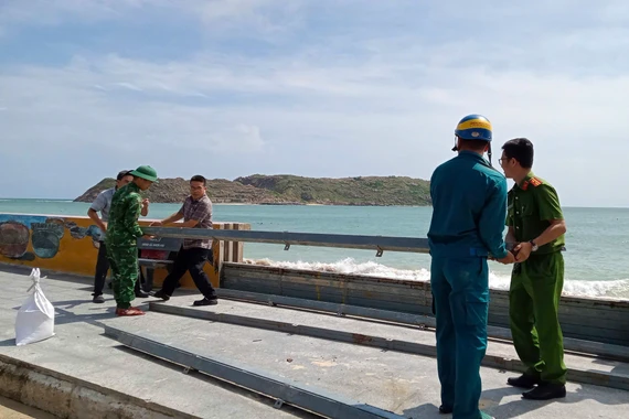 Làng biển Nhơn Hải, Nhơn Lý gấp gáp chằng chống nhà cửa trước giờ bão số 13 đổ bộ