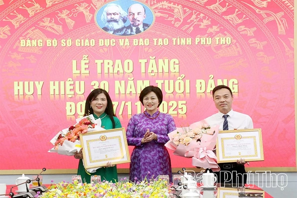 Trao tặng Huy hiệu 30 năm tuổi Đảng cho 2 đảng viên thuộc Đảng bộ Sở Giáo dục và Đào tạo