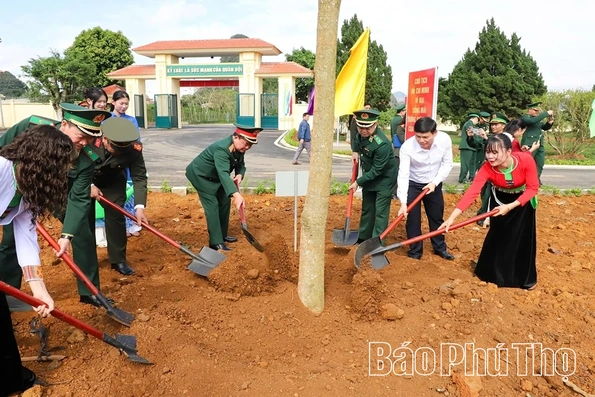 Thứ trưởng Bộ Quốc phòng Hoàng Xuân Chiến tham gia Tết trồng cây tại Kho K102