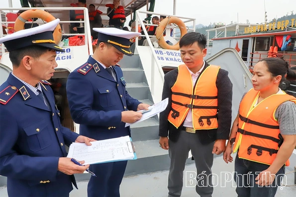 Siết chặt kỷ cương vận tải thủy mùa lễ hội trên hồ Hòa Bình