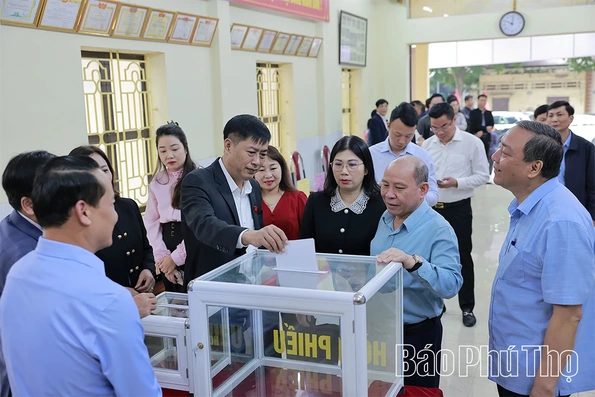 Chủ nhiệm Ủy ban Công tác đại biểu của Quốc hội Nguyễn Hữu Đông kiểm tra công tác chuẩn bị bầu cử tại phường Phú Thọ