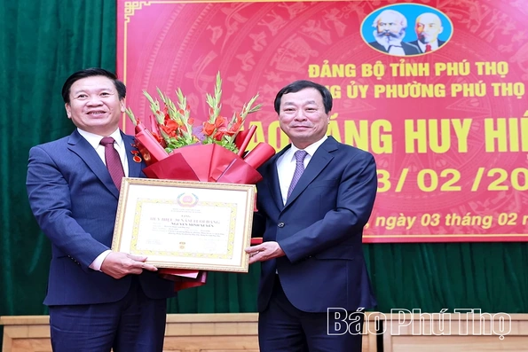 Phó Bí thư Thường trực Tỉnh ủy Bùi Văn Quang trao Huy hiệu Đảng tại phường Phú Thọ