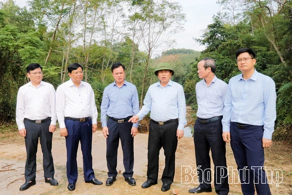 Phó Chủ tịch UBND tỉnh Đinh Công Sứ kiểm tra công tác khắc phục hậu quả thiên tai tại các xã Thanh Thủy, Thanh Sơn