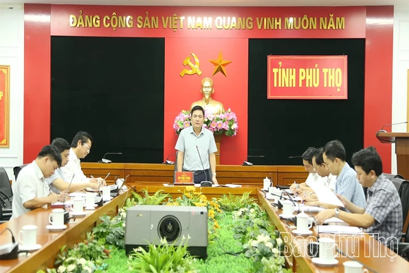 Phó Chủ tịch UBND tỉnh Vũ Việt Văn nghe báo cáo tiến độ thực hiện các dự án nhà ở xã hội